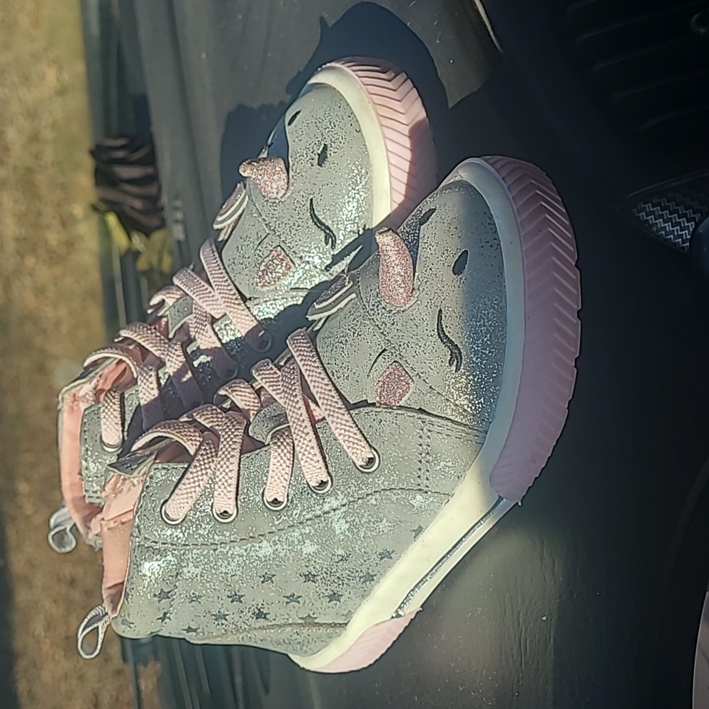 Girls unicorn zip up shoes size 11 never worn they are Grey and pink